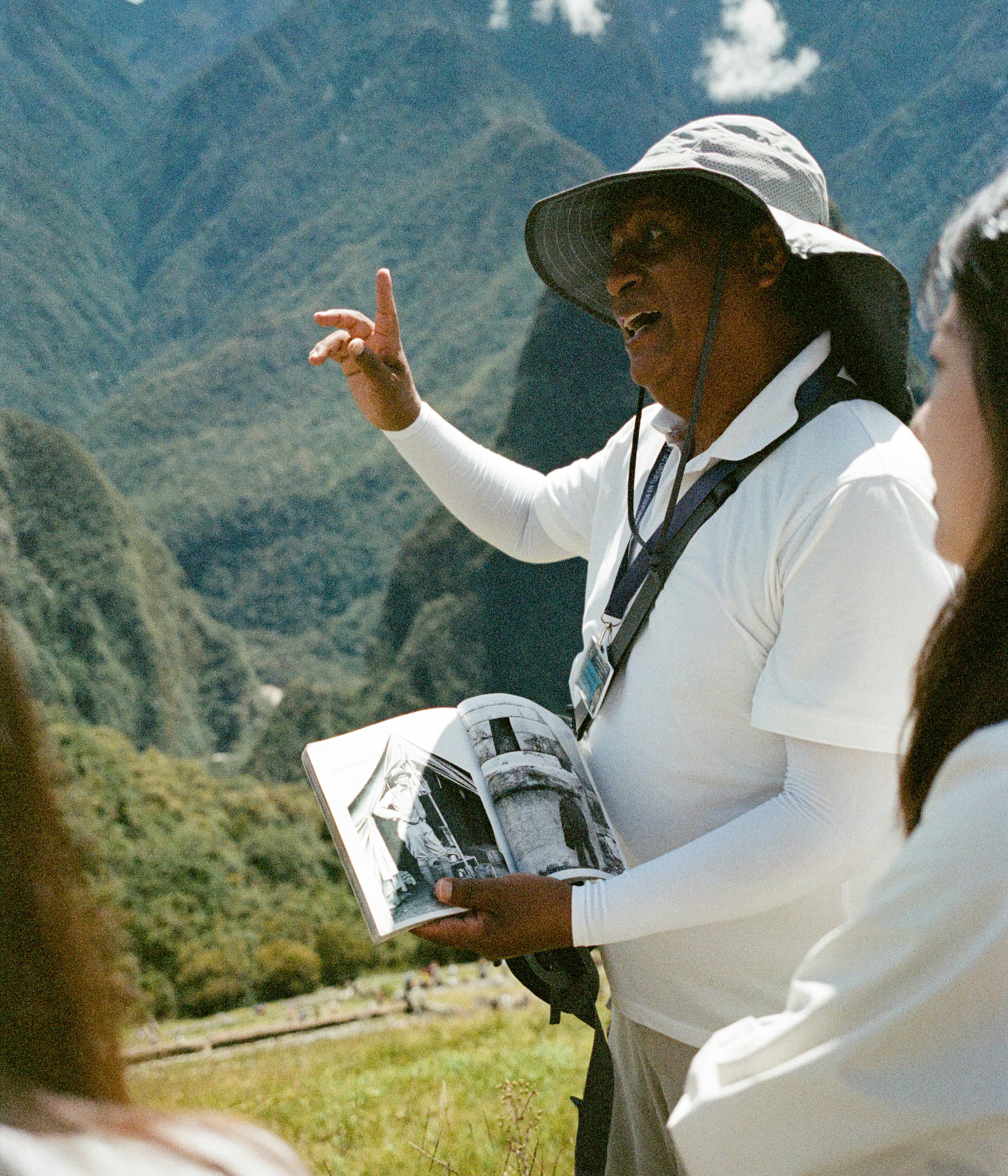 guide teaching travelers